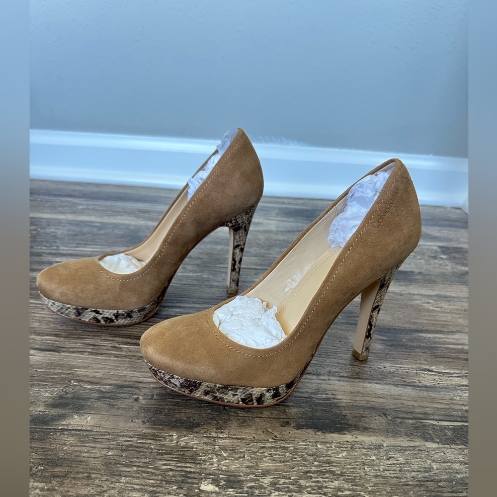 Calvin Klein Kendall Kid Suede Patent Snake Light Taupe Platform Heels Sz 6M